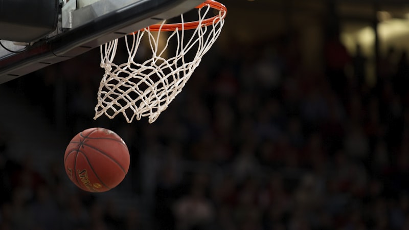 NBA篮球季后赛直播画面 - 洛杉矶湖人队与金州勇士队激烈对抗